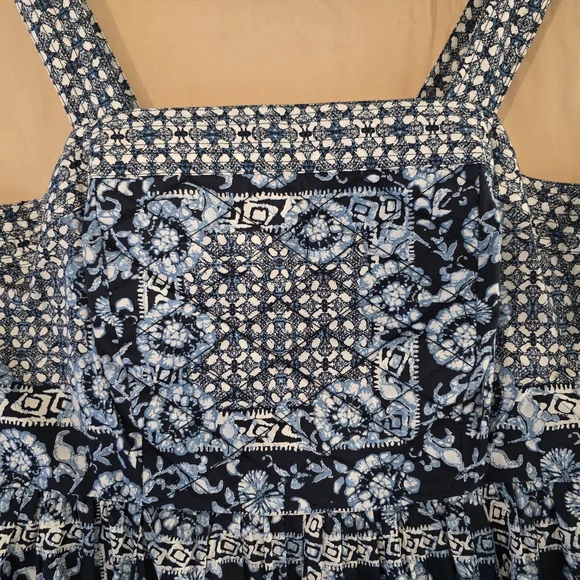 Women's Dress - Picture 4 of 8